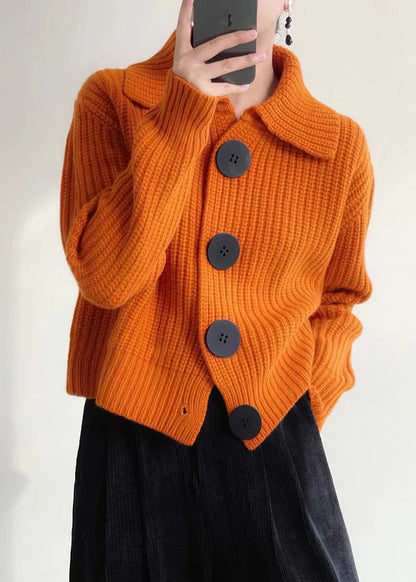 Gemütliche orangefarbene Damen-Strickjacke mit Knöpfen