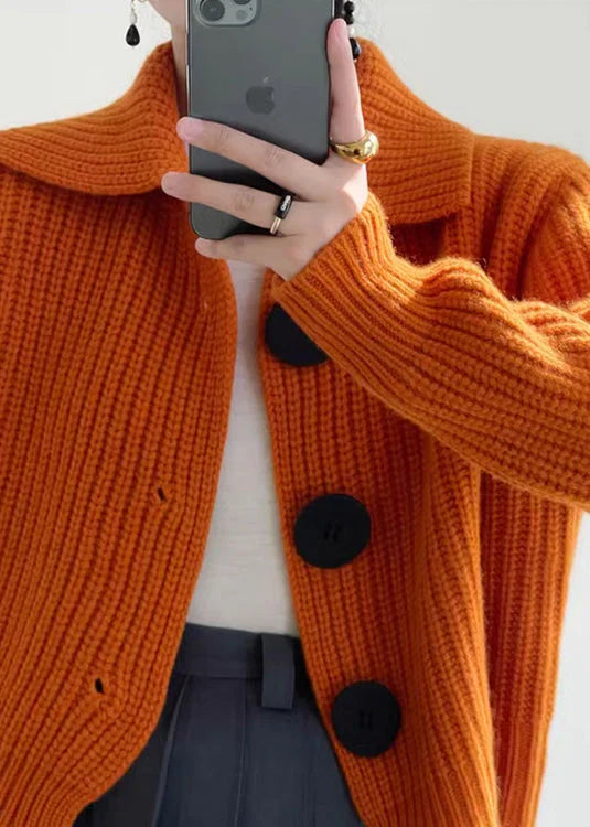 Gemütliche orangefarbene Damen-Strickjacke mit Knöpfen