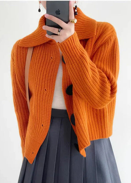 Gemütliche orangefarbene Damen-Strickjacke mit Knöpfen