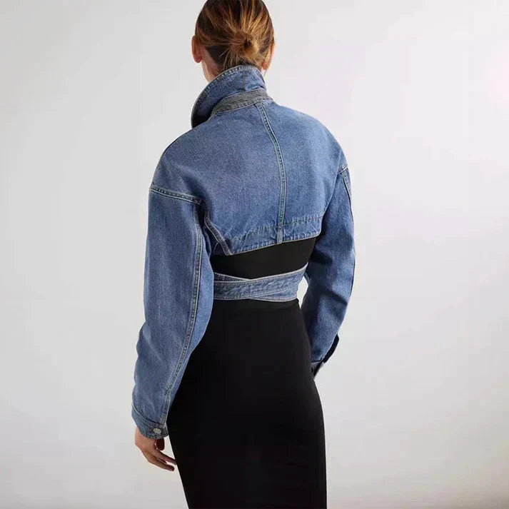 Asymmetrische Jeansjacke mit verstellbarem Gürtel für einen modernen Look