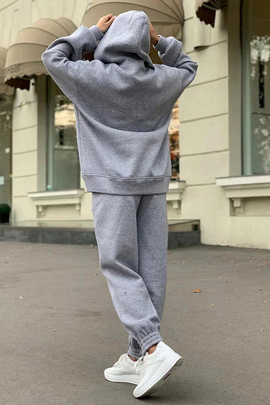 Bequeme Hoodie- und Jogginghose-Kombination mit praktischen Taschen