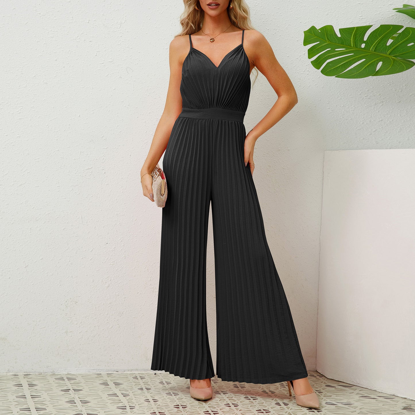 Jumpsuit mit V-Ausschnitt und Plissee-Trägern