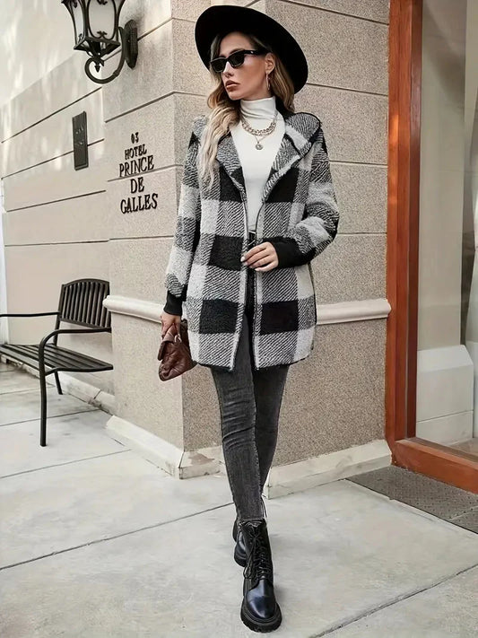 Gemütlicher Karomantel mit Kapuze und eleganten langen Ärmeln für stilvolle Winterlooks