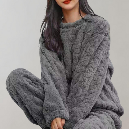 Gemütliches Fleece-Pyjama-Set für kalte Nächte