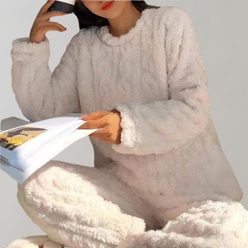 Gemütliches Fleece-Pyjama-Set für kalte Nächte