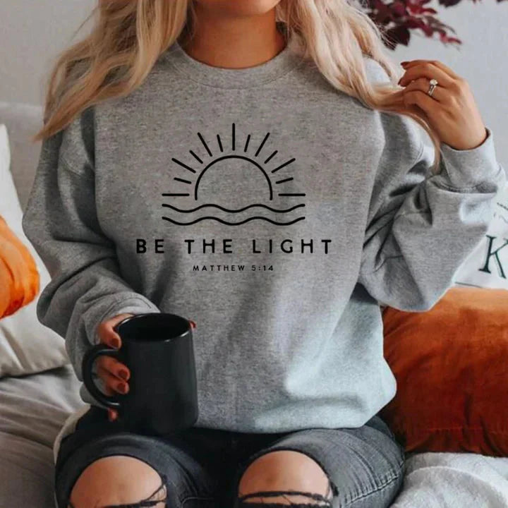 Stylischer Pullover mit inspirierendem "Be the Light"-Spruch