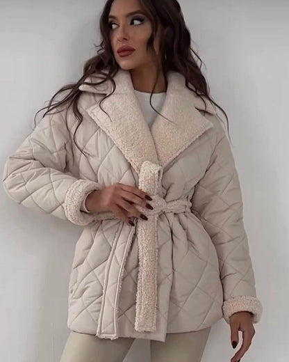 Stylischer Wintermantel mit Karomuster und Taillengürtel für Damen - Trendige Kurzjacke in Apricot, Schwarz und Dunkelbraun