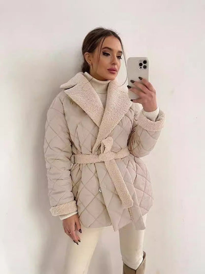 Stylischer Wintermantel mit Karomuster und Taillengürtel für Damen - Trendige Kurzjacke in Apricot, Schwarz und Dunkelbraun