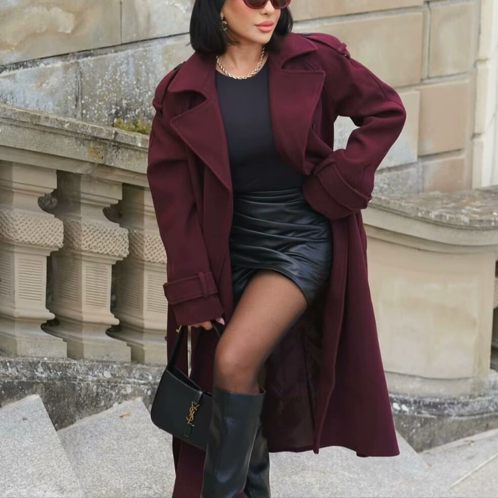 Weinroter Eleganter Trenchcoat mit Gürtel im Retro-Stil